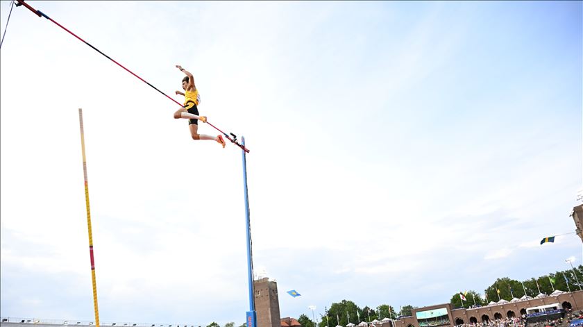 Centímetro a centímetro. Duplantis bate (outra vez) recorde mundial do salto com vara