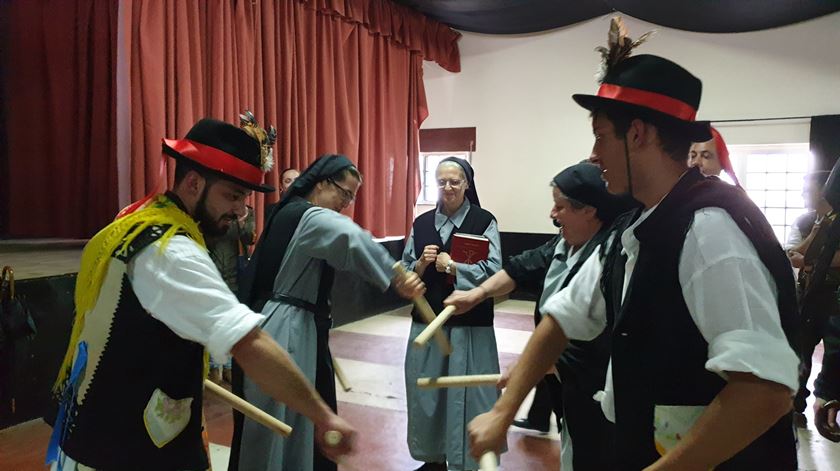 As monjas com os pauliteiros. Foto: Olímpia Mairos/RR