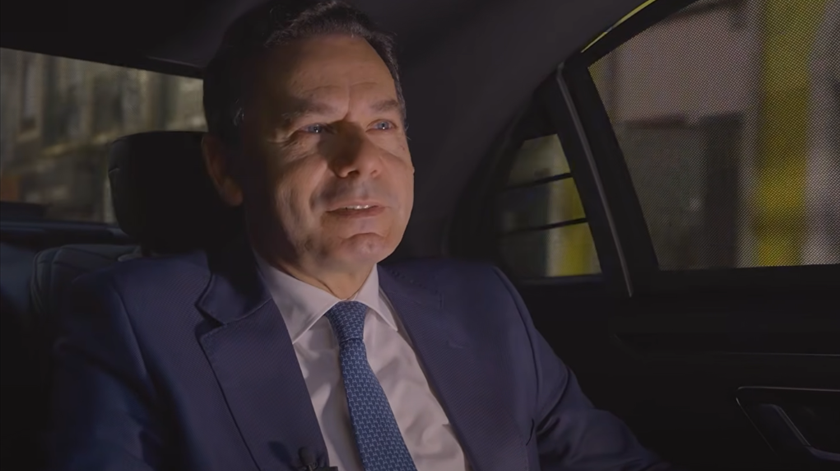 Montenegro e motorista sem cinto de segurança no mesmo dia que MAI pede cuidado nas estradas