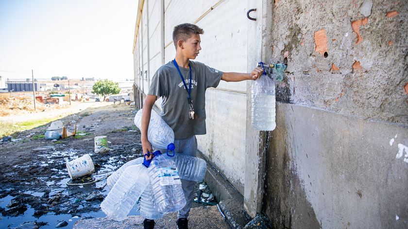 Os invisíveis. Ciganos vivem esquecidos no meio do lixo em Beja