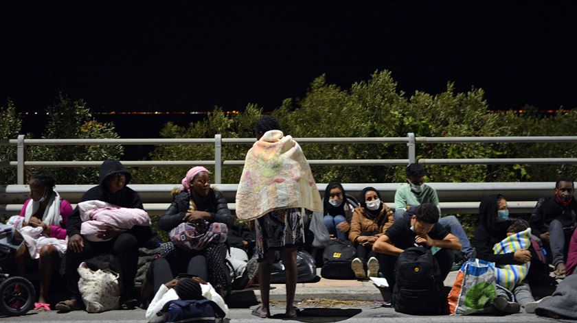 Muitas famílias pernoitaram nas estradas que rodeiam o campo. Foto: Stratis Balaskas/ EPA