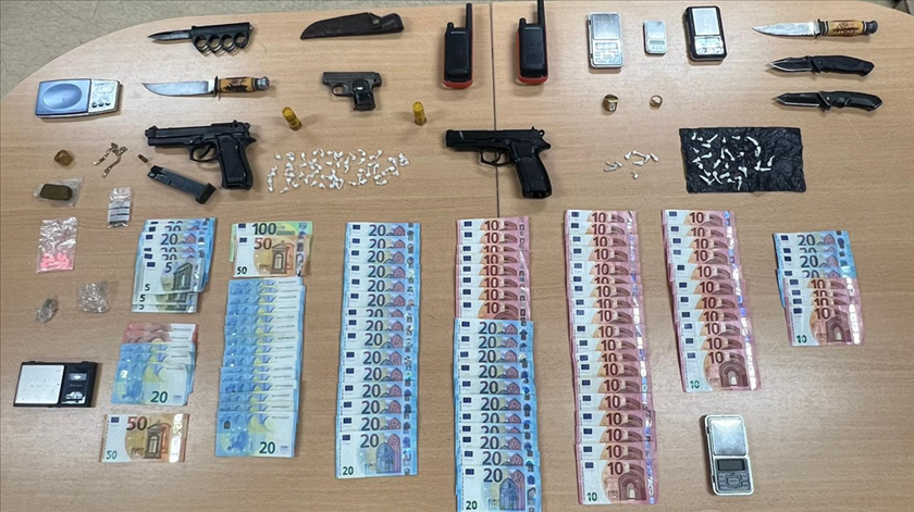 Rede de tráfico de droga desmantelada no Alentejo. GNR faz 14 detenções e apreende armas e cocaína