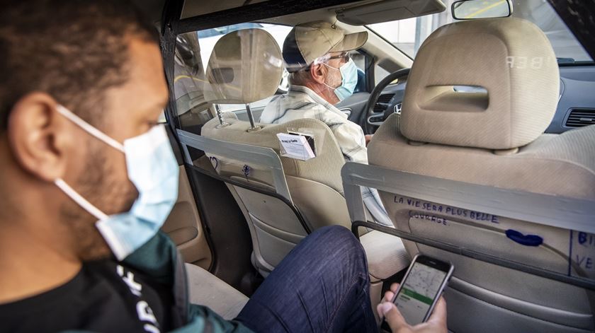 Motoristas e passageiros de Uber obrigados a usar máscara por causa do coronavírus  Foto: Jean-Christophe Bott/EPA
