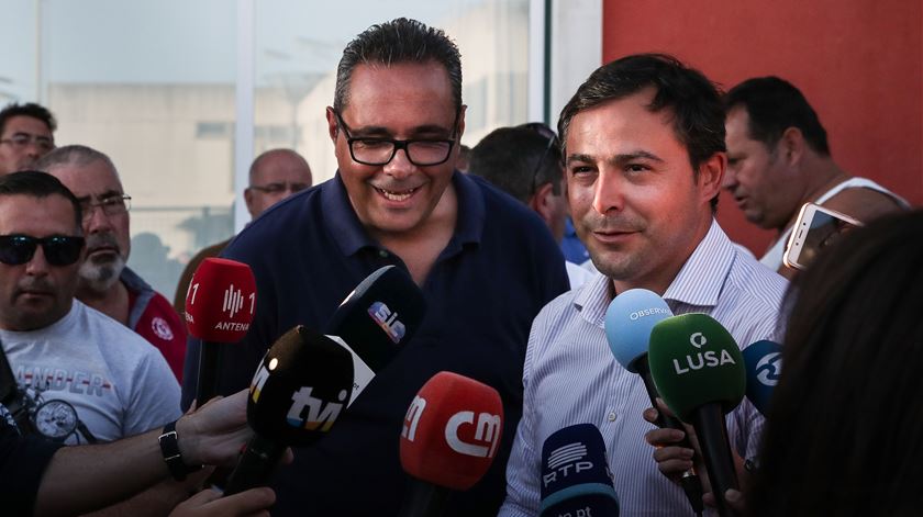 O presidente do Sindicato Nacional de Motoristas de matérias Perigosas, Francisco São Bento, acompanhado pelo porta-voz Pedro Pardal Henriques, fala aos jornalistas no final de um plenário na Junta de Freguesia de Aveiras de Cima. Foto: Mário Cruz/Lusa