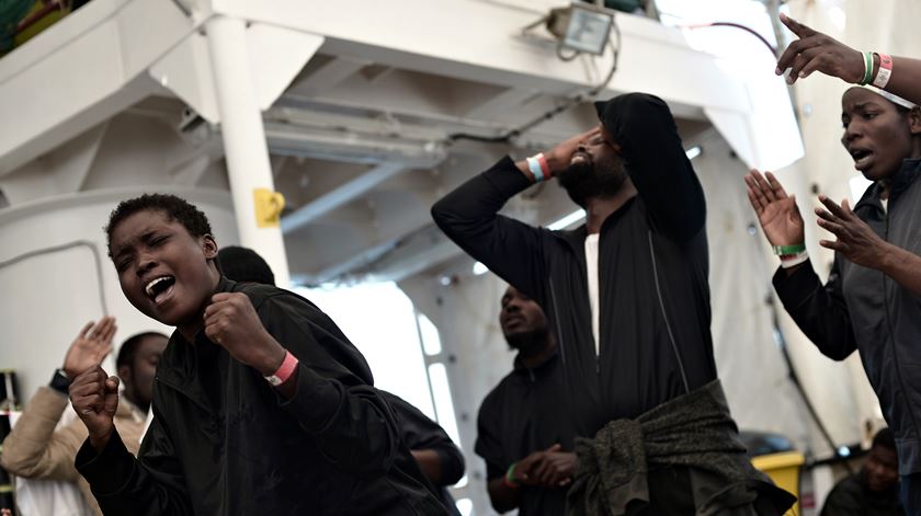 Ao chegar a Espanha, os migrante a bordo do do Aquarius começaram a celebrar a esperança de uma nova vida. Foto: Kenny Karpov/SOS MEDITERRANEE