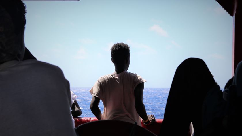 Médicos Sem Fronteiras resgatam 51 migrantes perto de Malta