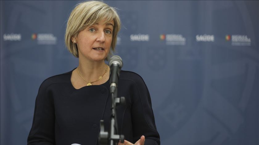 Assistência não Covid suspensa "em alguns casos", admite ministra