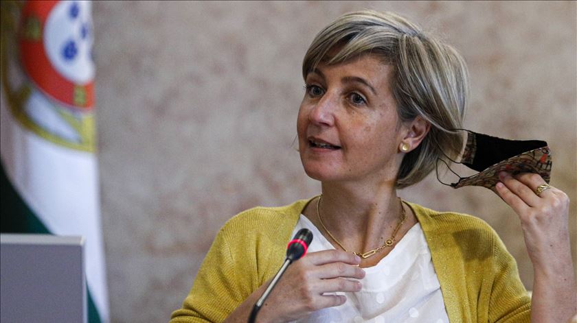 Trabalhar com privados "não é 'lá vai cheque'", diz ministra Temido