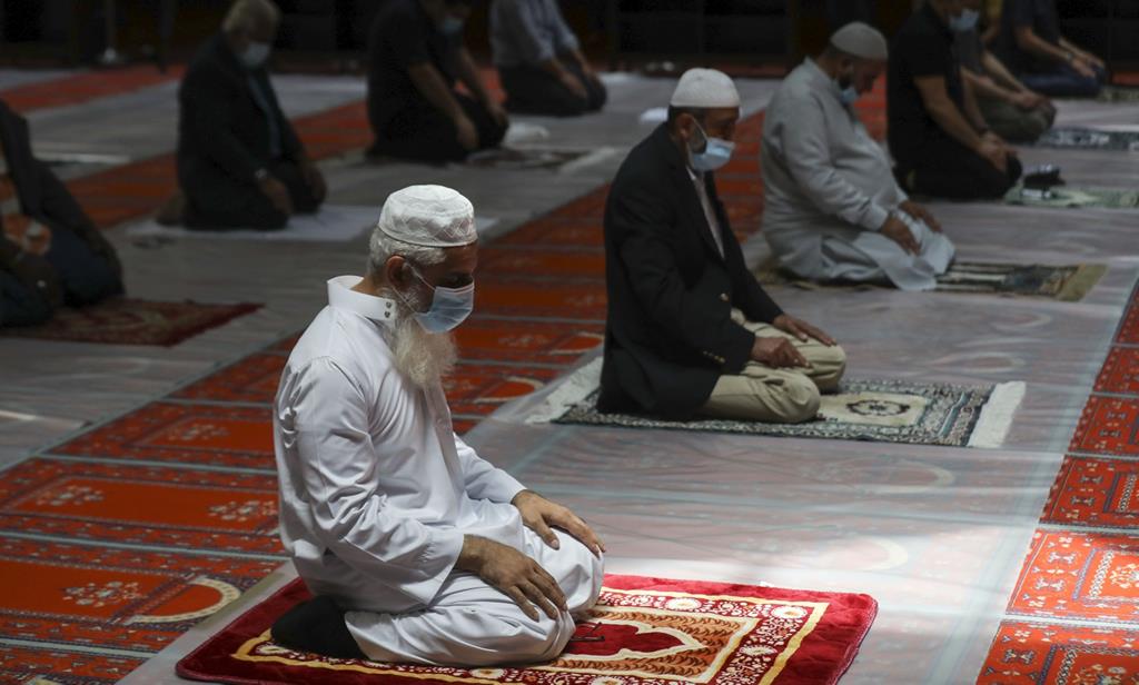 Muçulmanos rezam com distância de segurança e máscaras na Mesquita Central de Lisboa. Foto: Miguel A. Lopes/Lusa