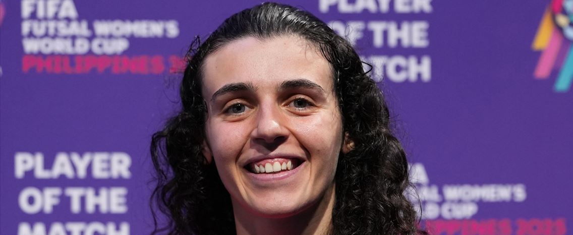 "Foi muito fácil ser capitã de rapazes, éramos amigos": Carolina Pedreira, a melhor jovem futsalista do mundo