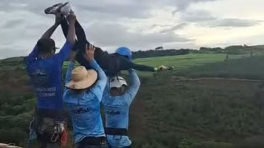 Jovem de 21 anos morre após ser lançada sem cordas em "bungee jumping"