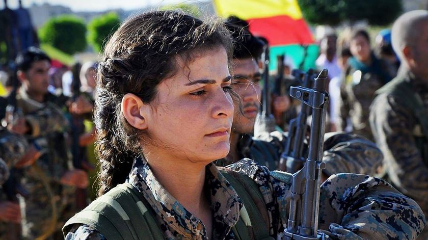 Mulher combatente das YPG. Foto: Facebook YPG