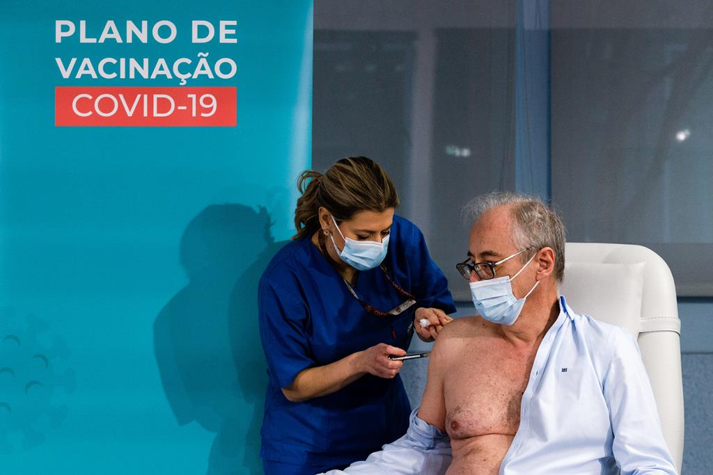 Vacinação arranca em Portugal. "Deixar-se vacinar tranquilamente é uma ajuda enorme à comunidade e à Humanidade"