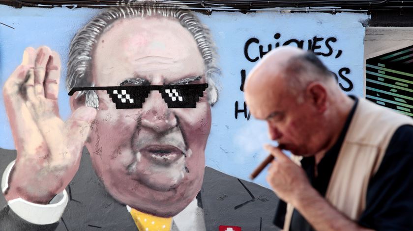 Em Valência, mural faz uma caricatura de Juan Carlos I que partiu em exílio. Foto: Biel Aliño/EPA