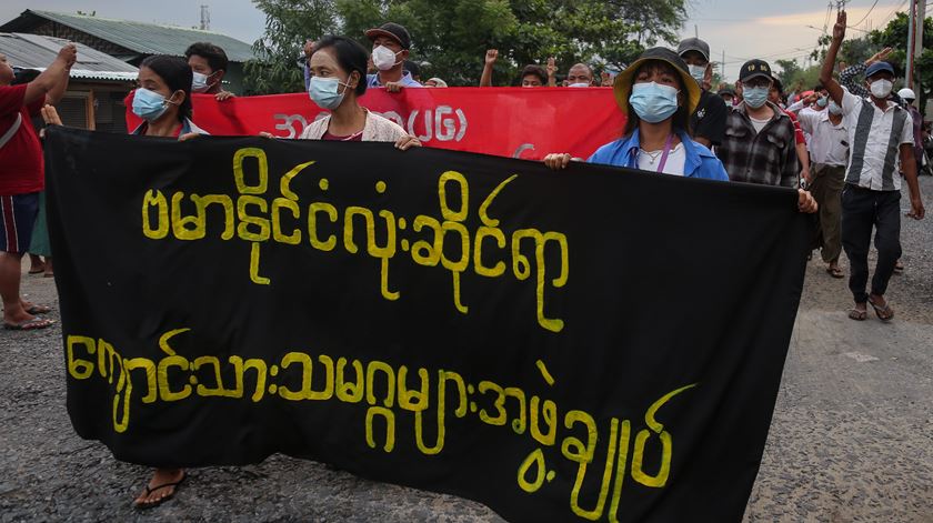 Myanmar. Jornalista condenado a três anos de prisão por cobrir protestos