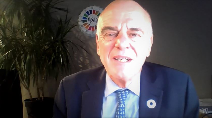 David Nabarro insiste no envolvimento de todas pessoas na luta contra o novo coronavírus. Imagem: YouTube/The Spectator