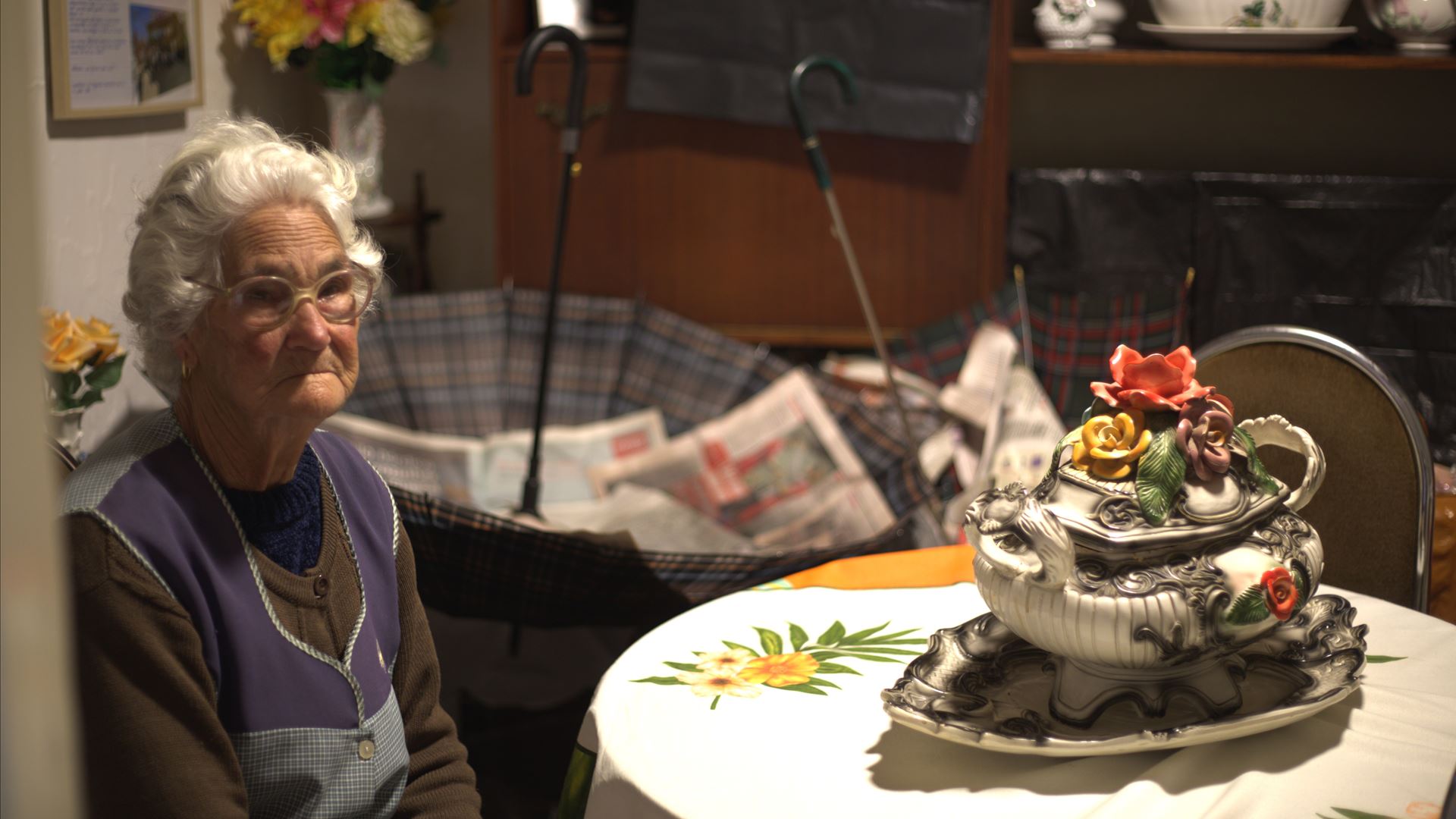 Naciolinda abre guarda-chuvas dentro da sala para aparar a água. “Tudo conforme esta terra me deu, assim me tirou”