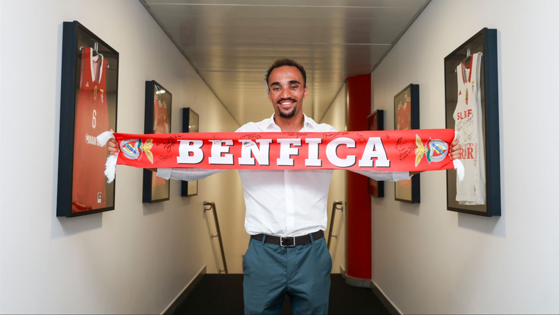Isaac Nader renova com o Benfica