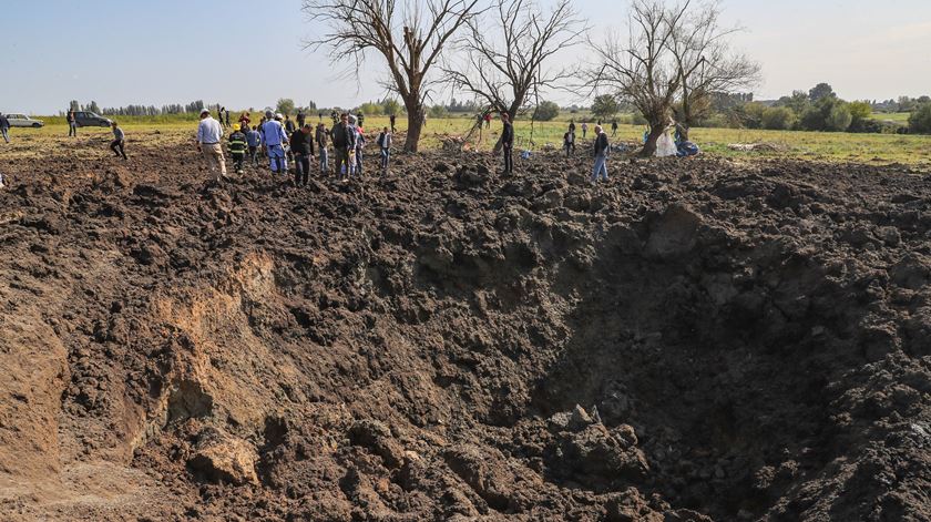 Bombardeamento arménio em Barda, Nagorno-Karabakh. Foto: Aziz Karimov/EPA