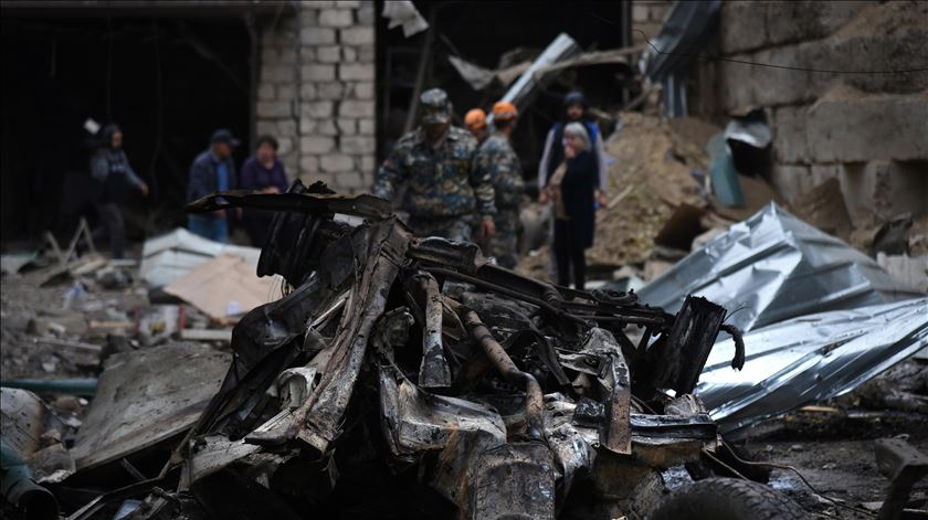 A cidade de Stepanakert foi bombardeada pelas forças do Azerbaijão. Foto: David Ghahramanyan/EPA