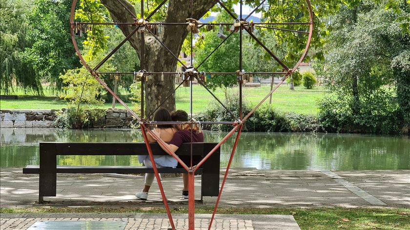 Sexualidade e jovens. Antes era tabu, agora "temos de estar todos satisfeitos"?