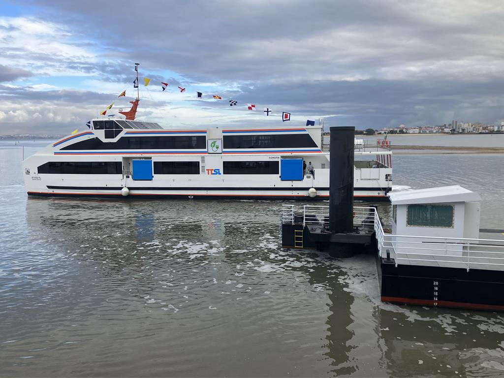"Cegonha Branca" faz primeira travessia do Tejo e na próxima semana esperam-se "viagens experimentais" com passageiros