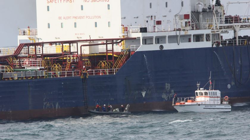Navio "Greta K" "sem foco ativo de incêndio" nem derrame de combustível