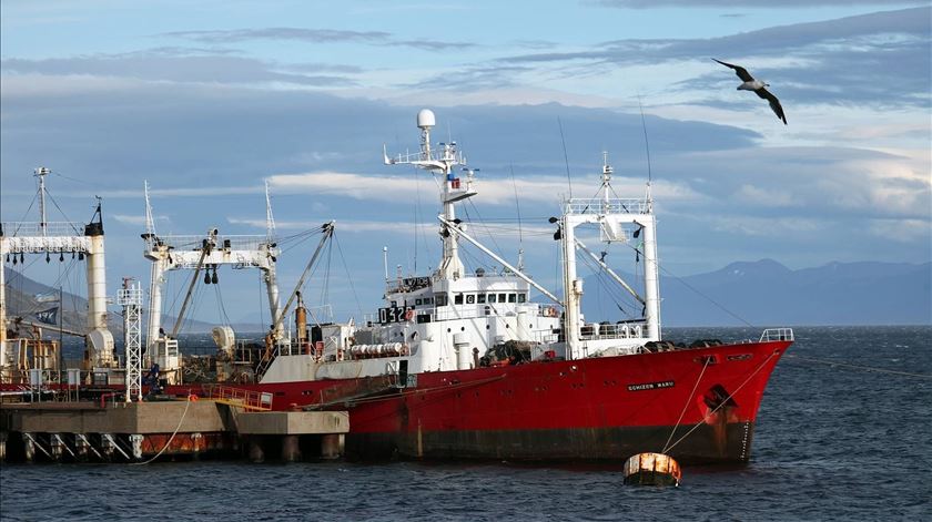 Tripulação de pescadores infetada apesar de ter passado 35 dias no mar, antecedido de quarentena de duas semanas e testes negativos.. Foto: Reuters Tripulação de pescadores infetada apesar de ter passado 35 dias no mar, antecedido de quarentena de duas semanas e testes negativos.. Foto: Reuters
