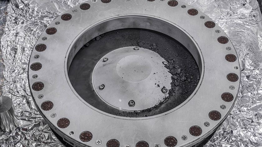 NASA revela amostra de asteroide com vestígios de água e carbono NASA revela amostra de asteroide com vestígios de água e carbono