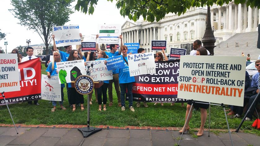 Fim da neutralidade da internet motiva manifestações um pouco por todos os EUA. Foto: DR Fim da neutralidade da internet motiva manifestações um pouco por todos os EUA. Foto: DR
