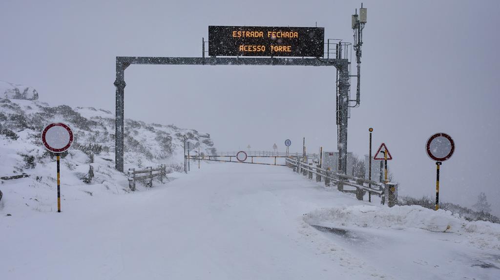 Para além da névoa densa, também a neve impediu a subida à Torre, o ponto mais elevado da Serra da Estrela. Foto: Miguel Pereira Da Silva/Lusa Para além da névoa densa, também a neve impediu a subida à Torre, o ponto mais elevado da Serra da Estrela. Foto: Miguel Pereira Da Silva/Lusa