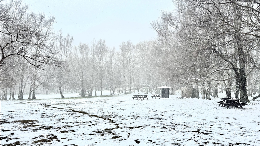 Chuva forte, vento intenso e neve nas terras altas. Vários distritos sob aviso