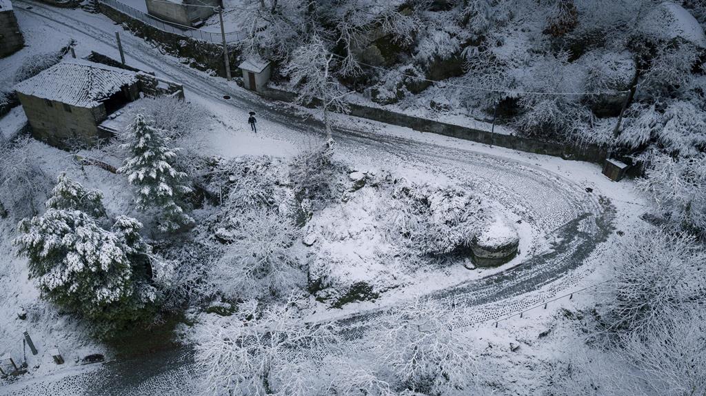 A neve pintou o dia em Vila Pouca de Aguiar, alimentando o espírito natalício a quatro dias da quadra. Foto: Pedro Sarmento Costa/Lusa A neve pintou o dia em Vila Pouca de Aguiar, alimentando o espírito natalício a quatro dias da quadra. Foto: Pedro Sarmento Costa/Lusa