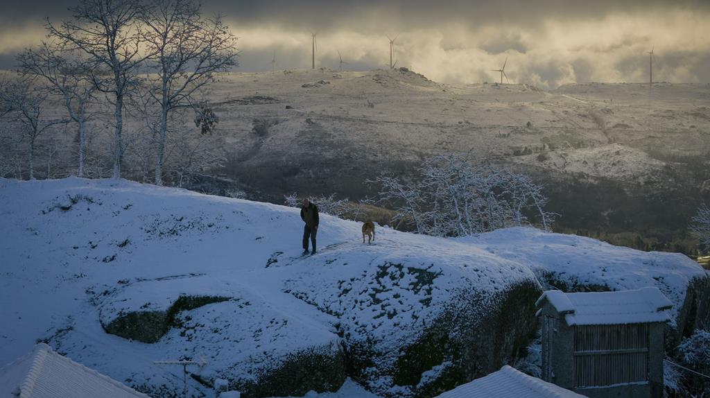 O primeiro nevão do inverno na aldeia de Castelo, em Vila Pouca de Aguiar. Foto: Pedro Sarmento Costa/Lusa O primeiro nevão do inverno na aldeia de Castelo, em Vila Pouca de Aguiar. Foto: Pedro Sarmento Costa/Lusa