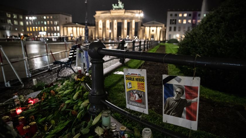 Junto à basílica, a homenagem às vítimas. Foto: Hayoung Jeon/EPA