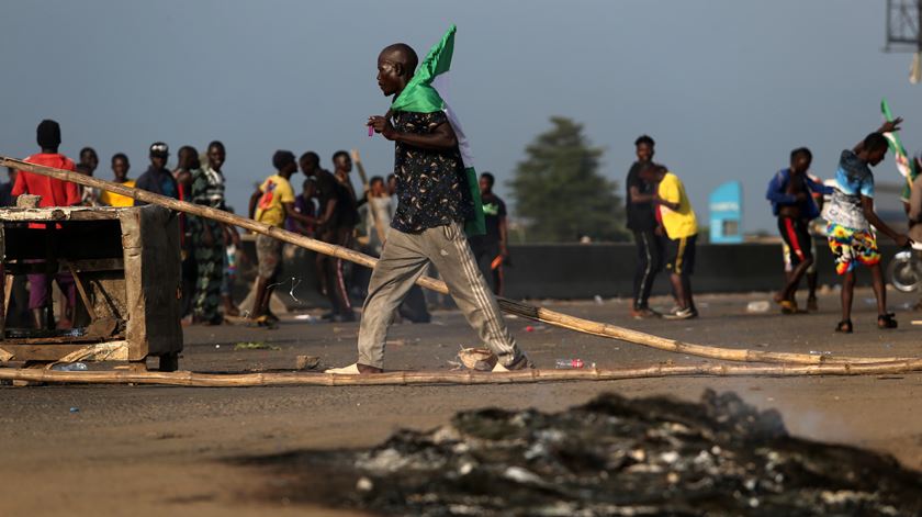 Manifestantes estão mobilizados há vários dias contra o Esquadrão Especial Anti-Roubo da Nigéria (SARS), uma força policial "rebelde". Foto: Akintunde Akinleye/EPA