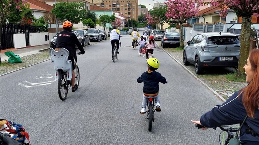 Mais de duas centenas de crianças pedalam até à escola em Matosinhos