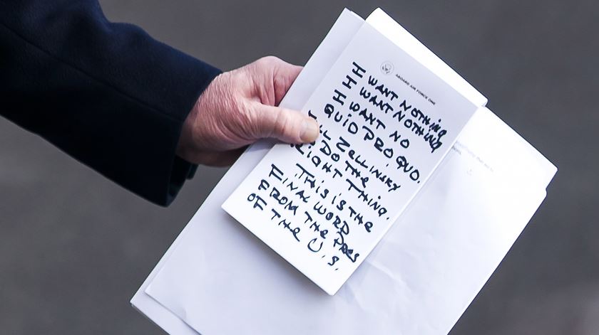 Notas de Donald Trump sobre o "impeachment" durante conversa com jornalistas. Foto: Jim Lo Scalzo/EPA