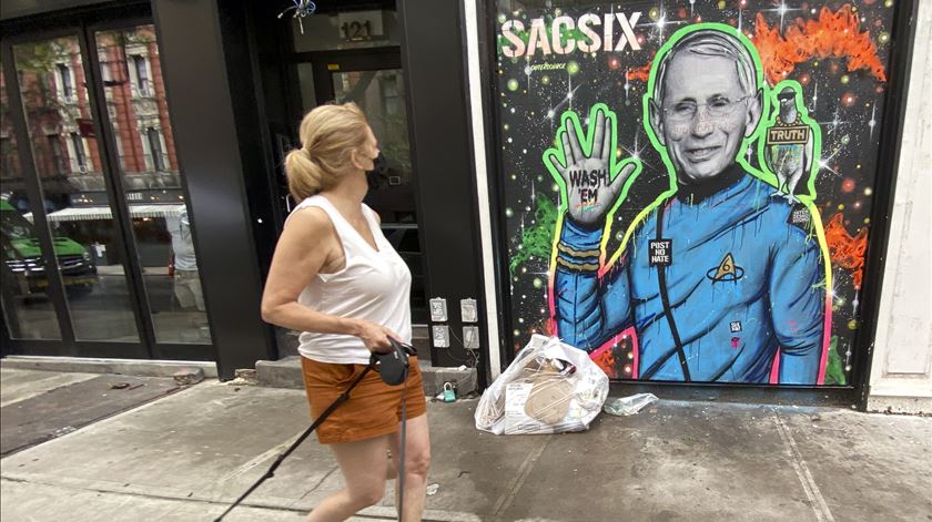 Um mural da autoria de SacSix com o imunologista Anthony Fauci. Foto: Jason Szenes/EPA