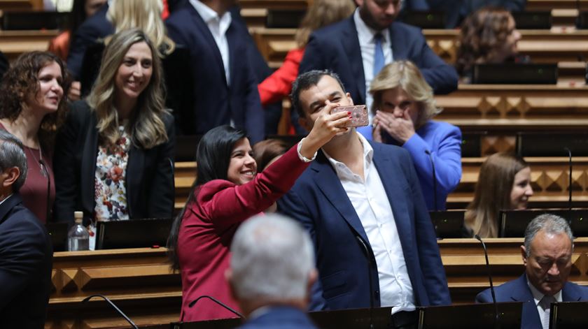 Deputados do PAN, André Silva e Inês Sousa Real, tiram "selfie" no hemiciclo. Foto: Miguel A. Lopes/Lusa