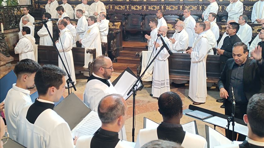 Na homília da Missa de Ordenação de quatro novos sacerdotes, bispo do Porto pede aos diocesanos que tratem bem os padres porque "eles também têm sensibilidade". Foto: Henrique Cunha/RR