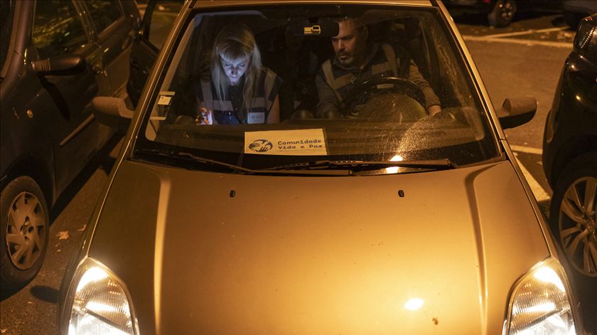Ana Costa e Joaquim Esteves, seu colega, estiveram em ruas e praças onde tinha sido sinalizada a presença de pessoas em situação de sem-abrigo. Foto: Miguel Marques Ribeiro/ RR