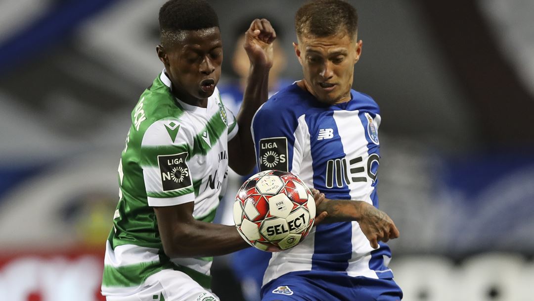Nuno Mendes e Otávio disputam a bola no jogo do título para o FC Porto. Foto: José Coelho/Lusa