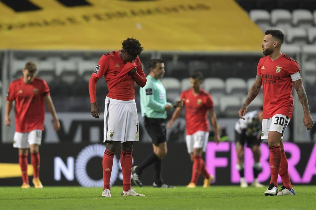 Nuno Tavares e Otamendi desfalcam o Benfica. Foto: Fernando Veludo/EPA