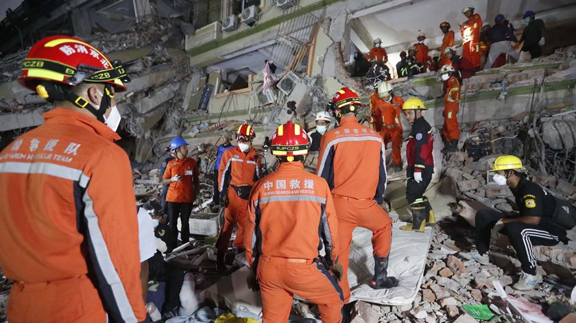 Sobe para mais de dois mil número de mortos em Myanmar depois de sismo Sobe para mais de dois mil número de mortos em Myanmar depois de sismo