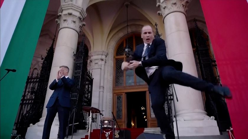 Mais um pezinho de dança: político húngaro volta a "roubar a cena" na tomada de posse de Magyar como primeiro-ministro