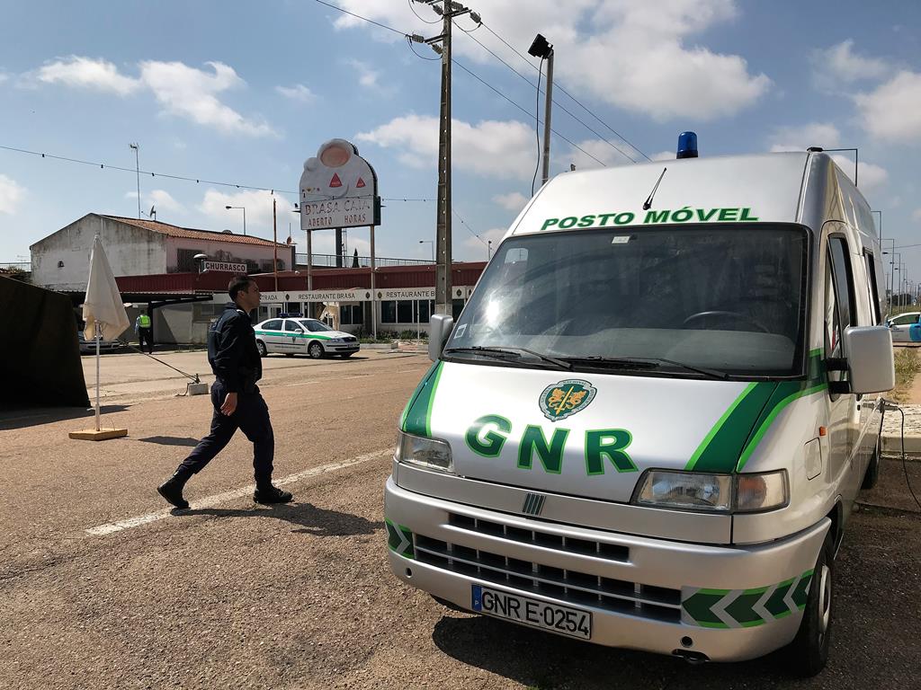 O capitão da GNR João Lourenço é, por estes dias, o homem do leme, na fronteira do Caia por causa da pandemia de Covid-19. Foto_Rosário Silva RR O capitão da GNR João Lourenço é, por estes dias, o homem do leme, na fronteira do Caia por causa da pandemia de Covid-19. Foto_Rosário Silva RR