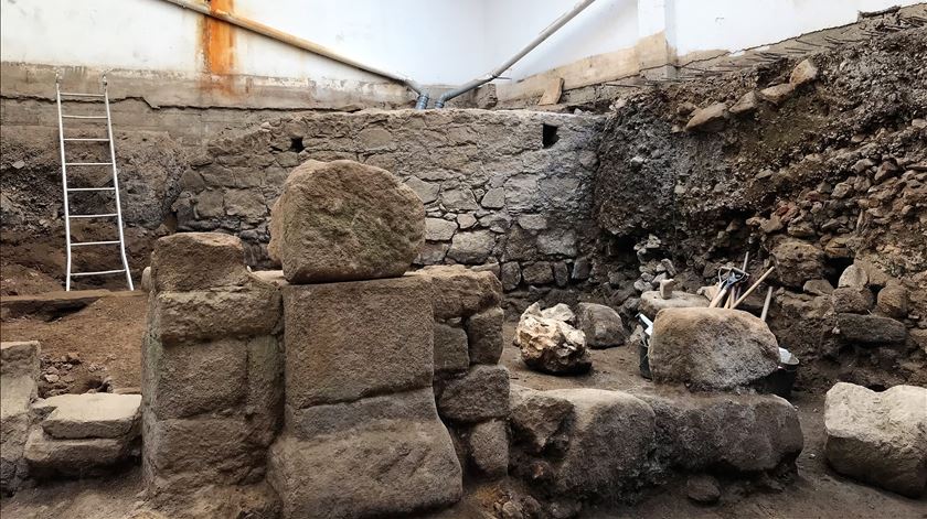 À descoberta da cidade escondida. Futuro das Termas Romanas de Évora passa pela musealização À descoberta da cidade escondida. Futuro das Termas Romanas de Évora passa pela musealização