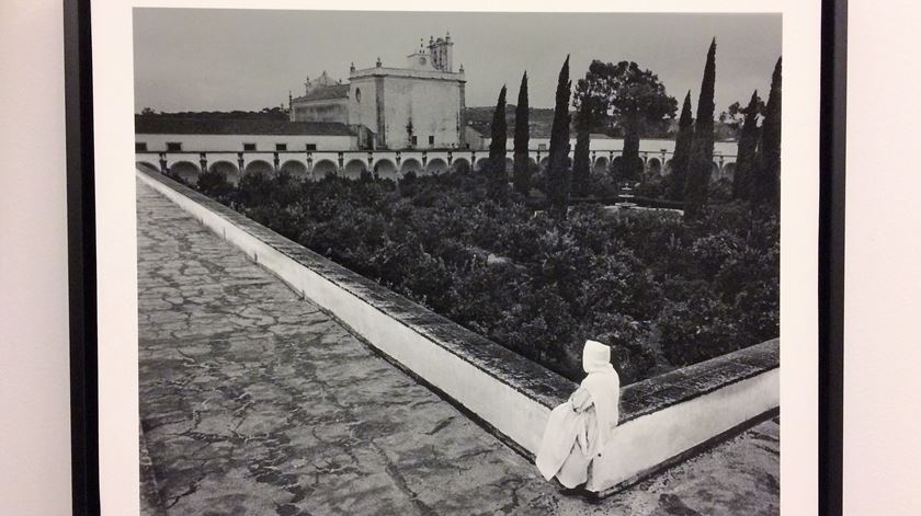 Foto de Eduardo Gageiro em reportagem de 1970 sobre o Convento da Cartuxa. Foto: Rosário Silva/RR