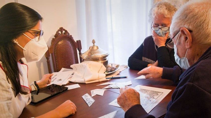 Aos idosos com menos autonomia, foram disponibilizados cadernos Cogweb e materiais de treino cognitivo em papel. Foto: Anderson Sousa